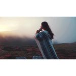 ویدیو استوک زن در دشت کوهستانی با گل‌های رنگارنگ