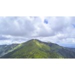 ویدیو استوک سفر از میان ابرها در کوهستان