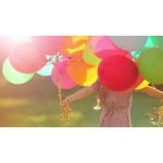 ویدیو استوک بازی شاد کودکانه با بادکنک در پارک