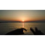 ویدیو استوک دست‌ها در حال ساخت قلب در غروب آفتاب