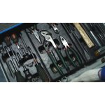 ویدیو استوک مکانیک خودرو در کارگاه با ابزار تعمیر