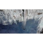 ویدیو استوک رودخانه کوهستانی با یخ‌های سفید