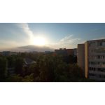ویدیو استوک غروب خیره‌کننده بر فراز بلوک‌های شهری