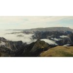 ویدیو استوک آسمان خاکستری بر فراز دشت‌های سبز قفقاز