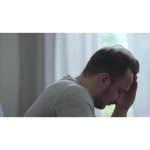 ویدیو استوک مردی در حال مواجهه با چالش‌های رابطه