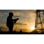 ویدیو استوک سیلوئت مهندس برق در میان دکل‌های برق
