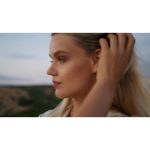 ویدیو استوک خانم در حال لبخند به طبیعت در غروب