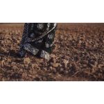 ویدیو استوک افراد در ساری در حال پیاده‌روی بر روی سنگ‌ها