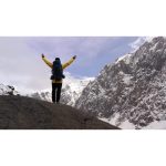 ویدیو استوک فردی با دستان باز در قله کوه