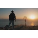 ویدیو استوک مرد و سگ در لبه صخره