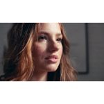 ویدیو استوک مدلینگ زنانه با موهای فر