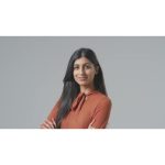 ویدیو استوک از یک زن کارآفرین در حال تفکر