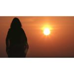 ویدیو استوک دختر سیلوئت در فضای باز با خورشید در حال طلوع