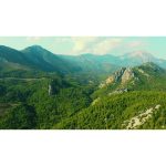 ویدیو استوک نمای هوایی از رشته کوه‌ها