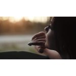 ویدیو استوک افراد در حال تماشا از پنجره خودرو