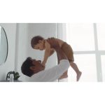 ویدیو استوک دخترک در حال پرش با والدینش